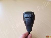 BMW serie 1 (E87) - anno 2008 – Rivestimento volante, pomelli e cuffie in vera pelle con personalizzazioni - Visione posteriore del pomello del cambio automatico. (PRIMA)