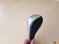 BMW serie 1 (E87) - anno 2008 – Rivestimento volante, pomelli e cuffie in vera pelle con personalizzazioni - Altra vista del pomello del cambio automatico. (PRIMA)