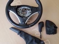 BMW serie 1 (E87) - anno 2008 – Rivestimento volante, pomelli e cuffie in vera pelle con personalizzazioni - L'insieme dei pezzi. (PRIMA)