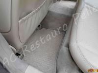 Mercedes classe E 320CDI (W211) - anno 2006 - Restauro completo interno in pelle  - Dettaglio zona piedi posteriore sinistra. (PRIMA)