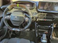 Peugeot 208 1.2 Turbo GT Line - anno 2020 - Rivestimento e personalizzazione volante - Il volante montato sull'auto. (PRIMA)