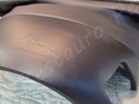 Maserati Granturismo S - anno 2009 - Restauro plastiche appiccicose >>>> - Dettaglio della plastica del copripiantone. (PRIMA)