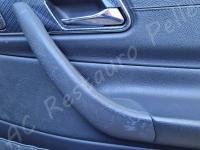 Mercedes SLK (R170) 200 kompressor - anno 1999 - Restauro completo degli interni - Dettaglio della maniglia portiera passeggero. (PRIMA)