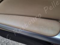 BMW 330 Ci cabrio (E46) - Restauro completo degli interni - >>>>>>>>>>>>>>>>> - Dettaglio del bracciolo di guida. (PRIMA)