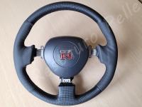 Nissan GT-R - anno 2011 - Rivestimento e personalizzazione volante - Panoramica del volante. (PRIMA)