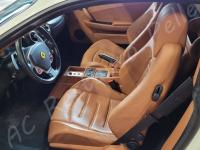 Ferrari F430 - Lavaggio completo dell’interno in pelle e della moquette - - Panoramica dell'abitacolo lato guida. (PRIMA)