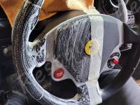 Ferrari F430 - Lavaggio completo dell’interno in pelle e della moquette - - Comparazione 50/50 Pulito/Sporco del volante. (DURANTE)