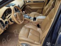 Porsche Cayenne 2012 - Lavaggio completo dell’interno in pelle e della moquette - Panoramica dell'abitacolo lato guida. (PRIMA)