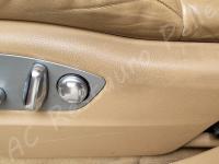 Porsche Cayenne 2012 - Lavaggio completo dell’interno in pelle e della moquette - Dettaglio dei comandi elettrici del sedile guida. (PRIMA)