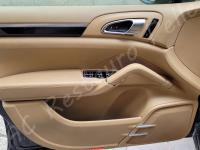Porsche Cayenne 2012 - Lavaggio completo dell’interno in pelle e della moquette - Pannello portiera di guida. (PRIMA)