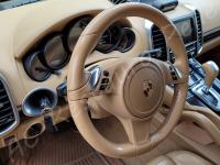 Porsche Cayenne 2012 - Lavaggio completo dell’interno in pelle e della moquette - Panoramica del volante. (PRIMA)