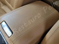 Porsche Cayenne 2012 - Lavaggio completo dell’interno in pelle e della moquette - Bracciolo centrale anteriore. (PRIMA)