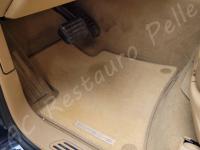 Porsche Cayenne 2012 - Lavaggio completo dell’interno in pelle e della moquette - Zona piedi lato guida. (PRIMA)