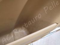 Porsche Cayenne 2012 - Lavaggio completo dell’interno in pelle e della moquette - Dettaglio tasca portaoggetti lato guida. (PRIMA)
