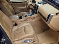 Porsche Cayenne 2012 - Lavaggio completo dell’interno in pelle e della moquette - Panoramica abitacolo lato passeggero. (PRIMA)