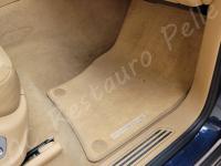 Porsche Cayenne 2012 - Lavaggio completo dell’interno in pelle e della moquette - Zona piedi passeggero. (PRIMA)