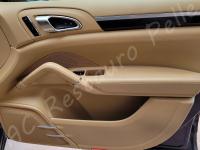 Porsche Cayenne 2012 - Lavaggio completo dell’interno in pelle e della moquette - Pannello porta passeggero. (PRIMA)