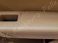 Porsche Cayenne 2012 - Lavaggio completo dell’interno in pelle e della moquette - Dettaglio bracciolo pannello porta passeggero. (PRIMA)