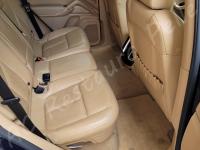 Porsche Cayenne 2012 - Lavaggio completo dell’interno in pelle e della moquette - Panoramica divano posteriore. (PRIMA)