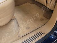 Porsche Cayenne 2012 - Lavaggio completo dell’interno in pelle e della moquette - Particolare zona piedi posteriore. (PRIMA)