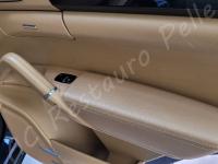 Porsche Cayenne 2012 - Lavaggio completo dell’interno in pelle e della moquette - Pannello porta posteriore. (PRIMA)