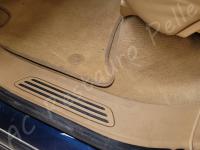 Porsche Cayenne 2012 - Lavaggio completo dell’interno in pelle e della moquette - Particolare zona piedi posteriore. (PRIMA)