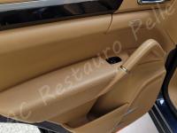 Porsche Cayenne 2012 - Lavaggio completo dell’interno in pelle e della moquette - Pannello porta posteriore. (PRIMA)