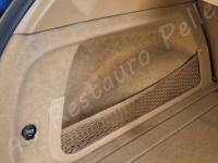 Porsche Cayenne 2012 - Lavaggio completo dell’interno in pelle e della moquette - Particolare lato sinistro bagagliaio. (PRIMA)