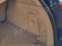Porsche Cayenne 2012 - Lavaggio completo dell’interno in pelle e della moquette - Particolare lato destro bagagliaio. (PRIMA)