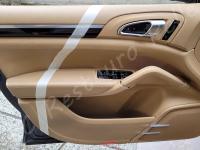 Porsche Cayenne 2012 - Lavaggio completo dell’interno in pelle e della moquette - Preparazione 50/50 portiera di guida. (DURANTE)