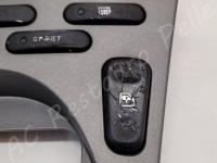 Maserati 4200GT - Restauro delle plastiche appiccicose sui pulsanti retroilluminati  - Dettaglio dei tasti degli alzacristalli elettrici. (PRIMA)