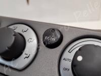 Maserati 4200GT - Restauro delle plastiche appiccicose sui pulsanti retroilluminati  - Dettagli della consolle del climatizzatore. (PRIMA)