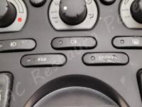 Maserati 4200GT – Restauro dei pulsanti soft touch retroilluminati >>>> - Dettaglio dei tasti dei servizi accessori. (PRIMA)