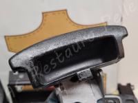 Maserati GranTurismo - Restauro delle plastiche appiccicose e dei tasti retroilluminati. - La maniglia di apertura del cassetto portaoggetti sotto al bracciolo centrale. (PRIMA)