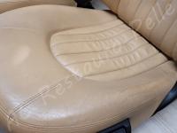 Maserati 4200GT – Restauro completo dell’interno: pelle e plastiche. - Particolare della seduta di guida. (PRIMA)
