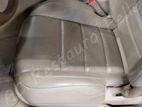 Mercedes CL63 AMG – Lavaggio e igienizzazione di tutto l'abitacolo e restauro pulsanti appiccicosi - Particolare della seduta di guida. (PRIMA)