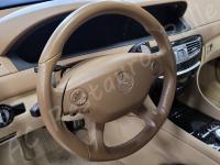 Mercedes CL63 AMG – Lavaggio e igienizzazione di tutto l'abitacolo e restauro pulsanti appiccicosi - Panoramica del volante e del cruscotto. (PRIMA)