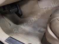 Mercedes CL63 AMG – Lavaggio e igienizzazione di tutto l'abitacolo e restauro pulsanti appiccicosi - Zona piedi lato guida. (PRIMA)