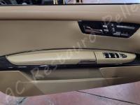 Mercedes CL63 AMG – Lavaggio e igienizzazione di tutto l'abitacolo e restauro pulsanti appiccicosi - Panoramica portiera guidatore. (PRIMA)
