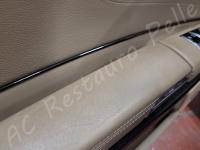 Mercedes CL63 AMG – Lavaggio e igienizzazione di tutto l'abitacolo e restauro pulsanti appiccicosi - Dettaglio bracciolo portiera guidatore. (PRIMA)