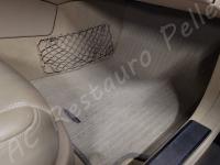 Mercedes CL63 AMG – Lavaggio e igienizzazione di tutto l'abitacolo e restauro pulsanti appiccicosi - Zona piedi passeggero. (PRIMA)