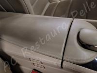 Mercedes CL63 AMG – Lavaggio e igienizzazione di tutto l'abitacolo e restauro pulsanti appiccicosi - Bracciolo centrale. (PRIMA)