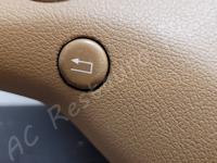Mercedes CL63 AMG – Lavaggio e igienizzazione di tutto l'abitacolo e restauro pulsanti appiccicosi - Dettaglio del restauro dei comandi al volante con vernice soft touch appiccicosa. (PRIMA)