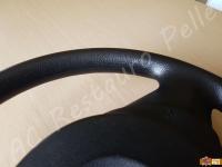 BMW serie 1 (E87) - anno 2006 -  Rivestimento volante in vera pelle con personalizzazione - Dettaglio delle cuciture nella zona sopra i pollici. (PRIMA)