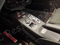 Alfa Romeo 4C – Restauro plastica appiccicosa >>>>>>>>>>>>>>>>>>>> - Panoramica del tunnel centrale con la modanatura appiccicosa. (PRIMA)