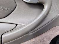 Porsche 911 (996) Carrera 4S - Restauro plastiche e pulizia interno >>> - Dettaglio pannello porta. (PRIMA)