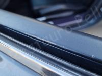 Aston Martin V8 Vantage (Alessandro Pedersoli) – Restauro degli interni - Correzione di piccoli danni sul rivestimento in pelle della portiera. (PRIMA)
