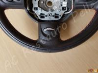 Mini Cooper S (R56) JCW - anno 2010 - Rivestimento volante in vera pelle con personalizzazione - Particolare della parte bassa della corona. (PRIMA)