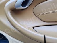 Porsche 911 (996) Carrera 4 – Restauro completo dell’interno (pelle e plastiche)  - Dettagli del pannello porta. (PRIMA)