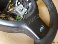BMW serie 3 Msport (E46) - anno 2003 – Rivestimento volante in vera pelle con personalizzazione - Dettaglio delle plastiche wrappate carbonio. (PRIMA)